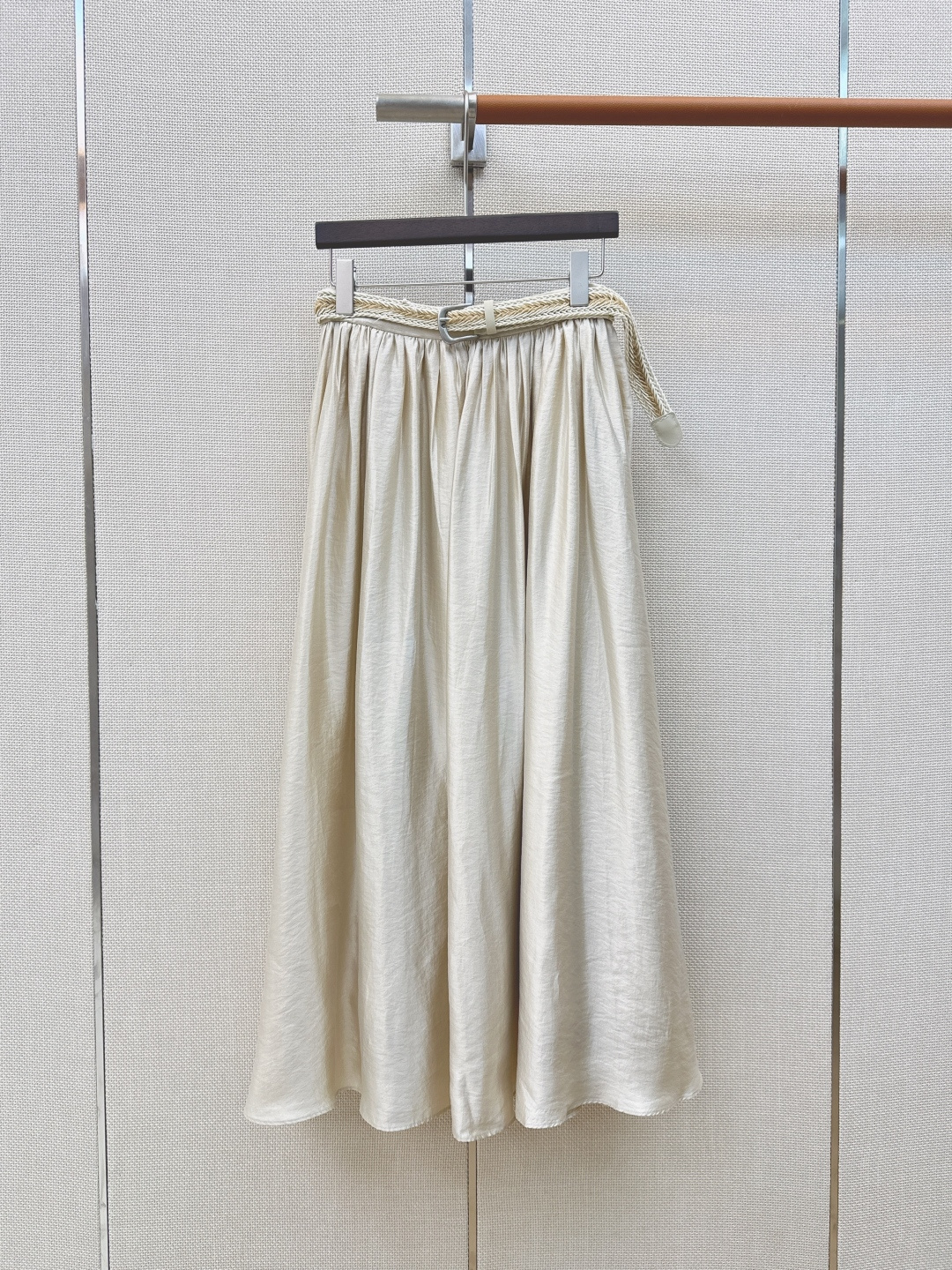 NO:862957,Bc 26Ss————The latest high-end old-money style super-beautiful skirt for spring and summer. A skirt that looks good no matter what it is paired with. The skirt is cut with a pleated large hem. The pearlescent fabric has a good drape. It visually lengthens the proportion of the legs and makes the legs look particularly tall. Delivers a woven belt to decorate your daily needs for vacation. One color available for sale sml (S size waist 66 skirt length 92, there is an error in manual measurement), women's clothing, skirts,19860909Bc 26Ss————春夏最新款高级老钱风穿搭超美半裙 不管搭配什么都好看的半裙 裙摆是压褶大裙摆剪裁 垂坠感很好的带珠光面料 在视觉上拉长双腿比例 特别显高 配送编织腰带装饰度假日常都需要 一色现货发售sml（s码腰围66裙长92手工测量存在误差）,女装,skirts,,Women's clothing