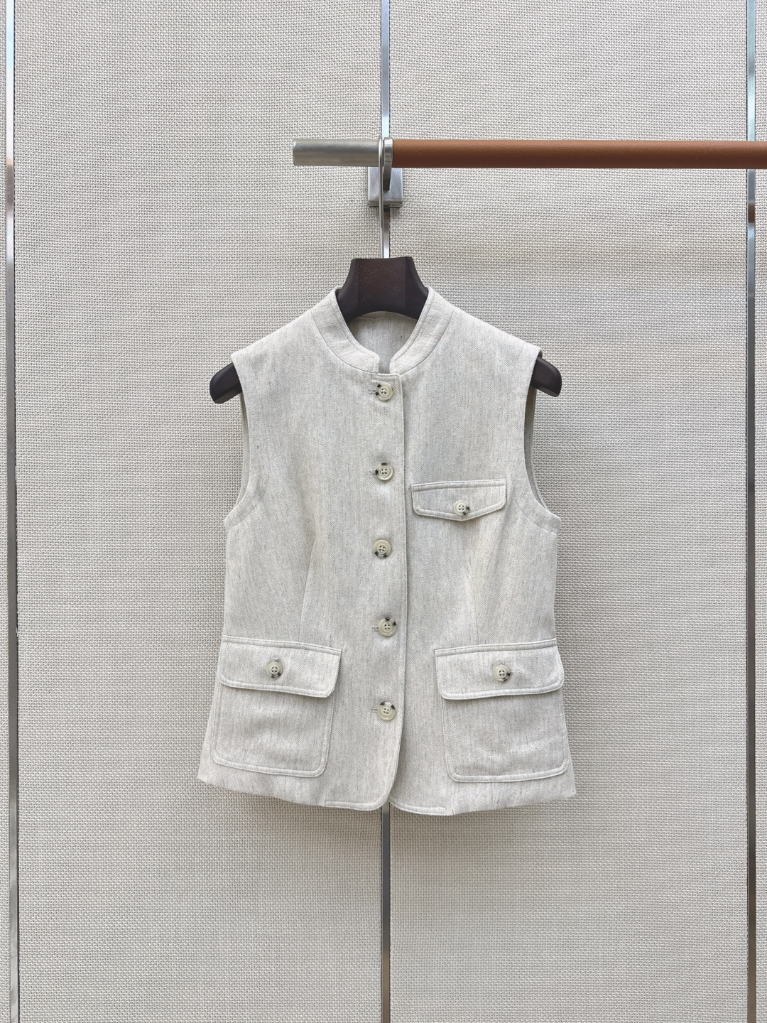 NO:862968,Bc 26Ss————The latest style of relaxed old money style spring and summer style with stand-up collar vest and minimalist design vest top. The whole design is very simple but a lot of thought has been put into the tailoring. The upper body is amazing. The three-dimensional waist tailoring makes it visually taller. The custom-made herringbone linen fabric is very breathable. It is recommended to match with a series of skirts. One color ready for sale sml (S size bust 82, length 53, there is an error in manual measurement), women's clothing, skirts,19860909Bc 26Ss————春夏最新款松弛老钱风穿搭立领马甲极简风设计马甲上衣 整个设计很简约却在剪裁上下心思了 上身却很惊艳 立体收腰剪裁 无形中在视觉感上显高起来 定制的人字纹亚麻面料 透气性很好 推荐搭配一系列半裙 一色现货发售sml（s码胸围82衣长53手工测量存在误差）,女装,skirts,,Women's clothing