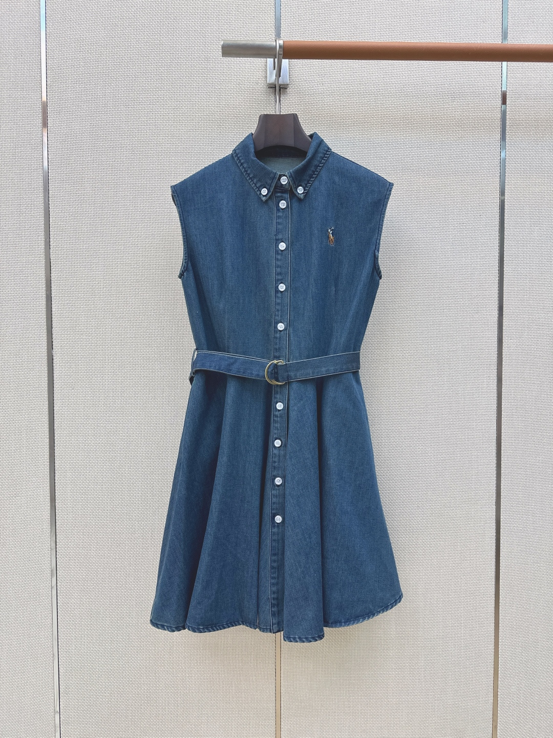 NO:862946,RL 26Ss————The latest color pony embroidered Tencel denim dress in spring and summer. The color is old washed denim. It is particularly white. It is both age-reducing and fashionable. It is equipped with a belt design. It can wear out a small waist and is particularly slim. The upper body effect is full of vitality and age-reducing. It is made of Tencel denim fabric. It is very suitable for summer wear. One color ready for sale sml (S size bust 90, length 83, there is an error in manual measurement), women's clothing, skirts,19860909RL 26Ss————春夏最新款彩色小马刺绣天丝牛仔连衣裙做旧洗水牛仔色系 特别显白 减龄又时髦 搭配了系腰带设计 妥妥的穿出小蛮腰 特别显瘦 上身效果一整个活力减龄 采用天丝牛仔面料 很适合夏日穿搭 一色现货发售sml（s码胸围90衣长83手工测量存在误差）,女装,skirts,,Women's clothing