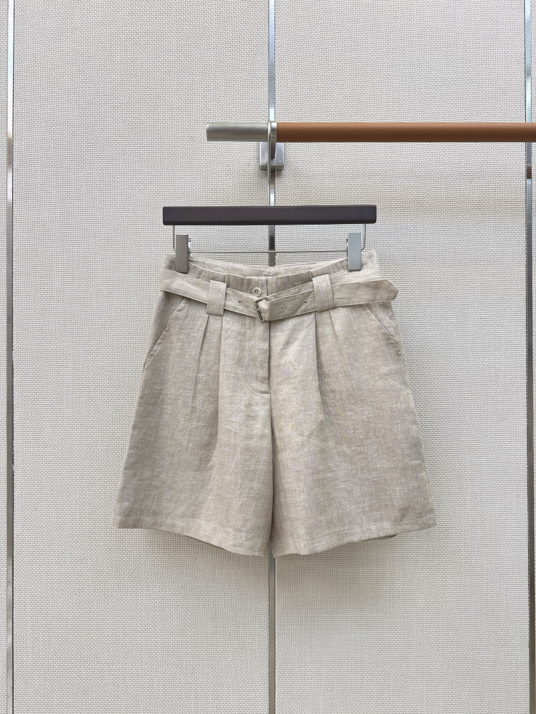 NO:887143,Exclusive first release of CD 26Ss - the latest old-money fashionable linen suit for spring and summer. Three-dimensional pleated waist lapel top + belt-embellished trousers. A super good-looking set. Vacation Feel Online. Casual and lazy. It has the attributes of old money without lacking a sense of style. The fabric is pure linen and has good breathability. It is developed in one color. Ready for sale in SML (S size vest, bust 96, length 51).  Shorts waist 68 hips 100 pants length 43 manual measurement (there may be errors in manual measurement) shorts, Dior-clothing, dior, shorts,19860909独家首发 CD 26Ss————春夏最新款老钱时髦亚麻套装 立体褶皱收腰翻领上衣+腰带装饰中裤 一套搭配超级好看 度假Feel在线 休闲慵懒 自带老钱的属性 又不缺少造型感 面料是纯亚麻 透气性很好 一色分开发 现货发售sml（s码马甲胸围96衣长51 短裤腰围68臀围100裤长43手工测量存在误差）短裤,迪奥-服装,dior,shorts,,Women's clothing