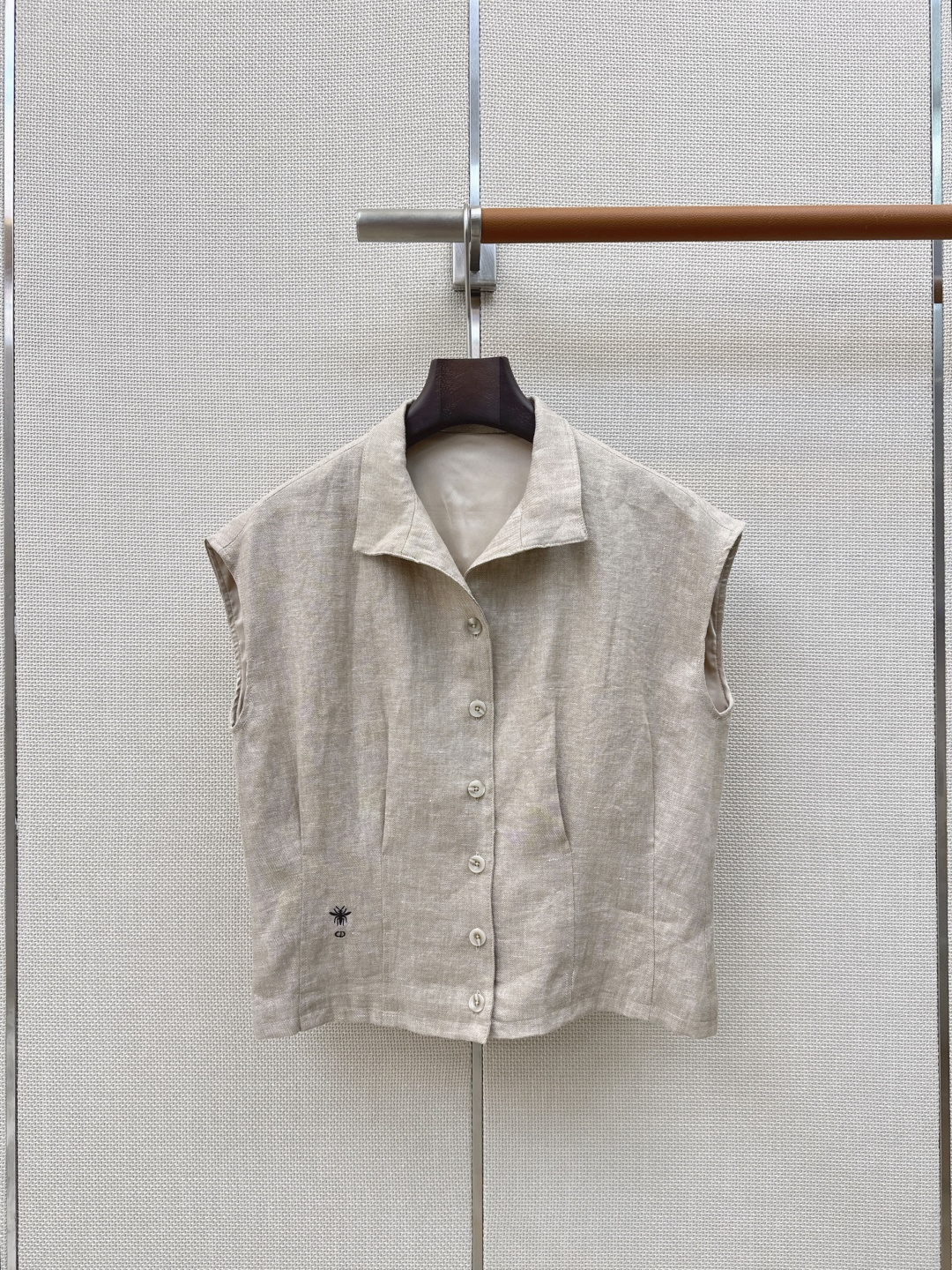 NO:887063,Exclusive first release of CD 26Ss - the latest old-money fashionable linen suit for spring and summer. Three-dimensional pleated waist lapel top + belt-embellished trousers. A super good-looking set. Vacation Feel Online. Casual and lazy. It has the attributes of old money without lacking a sense of style. The fabric is pure linen and has good breathability. It is developed in one color. Ready for sale in SML (S size vest, bust 96, length 51).  Shorts waist 68 Hips 100 Pants length 43 There are errors in manual measurement) Vest, Dior-clothing, dior, shorts,19860909独家首发 CD 26Ss————春夏最新款老钱时髦亚麻套装 立体褶皱收腰翻领上衣+腰带装饰中裤 一套搭配超级好看 度假Feel在线 休闲慵懒 自带老钱的属性 又不缺少造型感 面料是纯亚麻 透气性很好 一色分开发 现货发售sml（s码马甲胸围96衣长51 短裤腰围68臀围100裤长43手工测量存在误差）马甲,迪奥-服装,dior,shorts,,Women's clothing