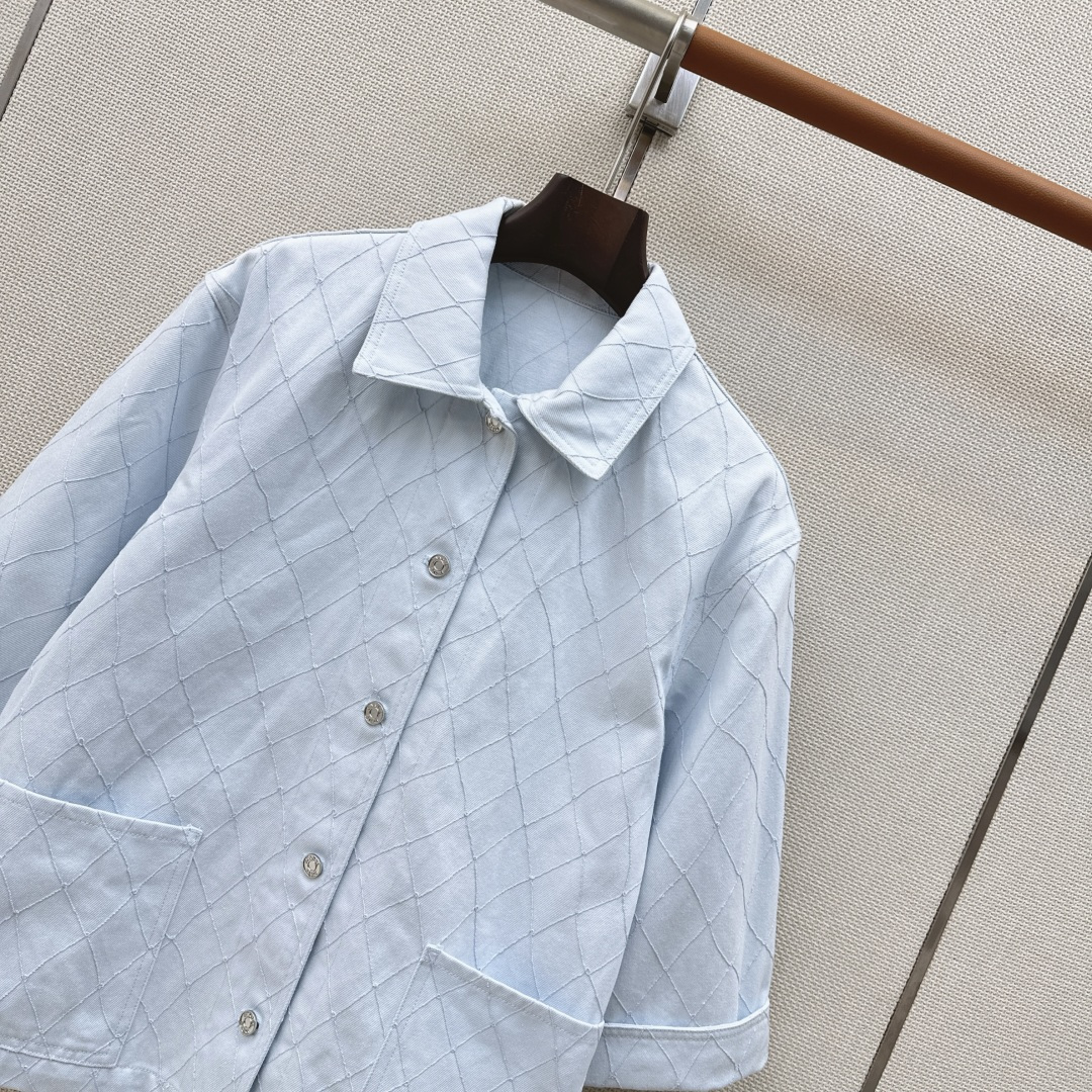 C家 26Ss————春夏最新款Coco女孩beach沙滩系列重工刺绣菱格线绣牛仔外套🩵卷边七分袖设计经