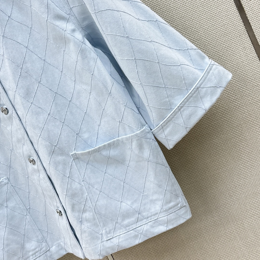 C家 26Ss————春夏最新款Coco女孩beach沙滩系列重工刺绣菱格线绣牛仔外套🩵卷边七分袖设计经