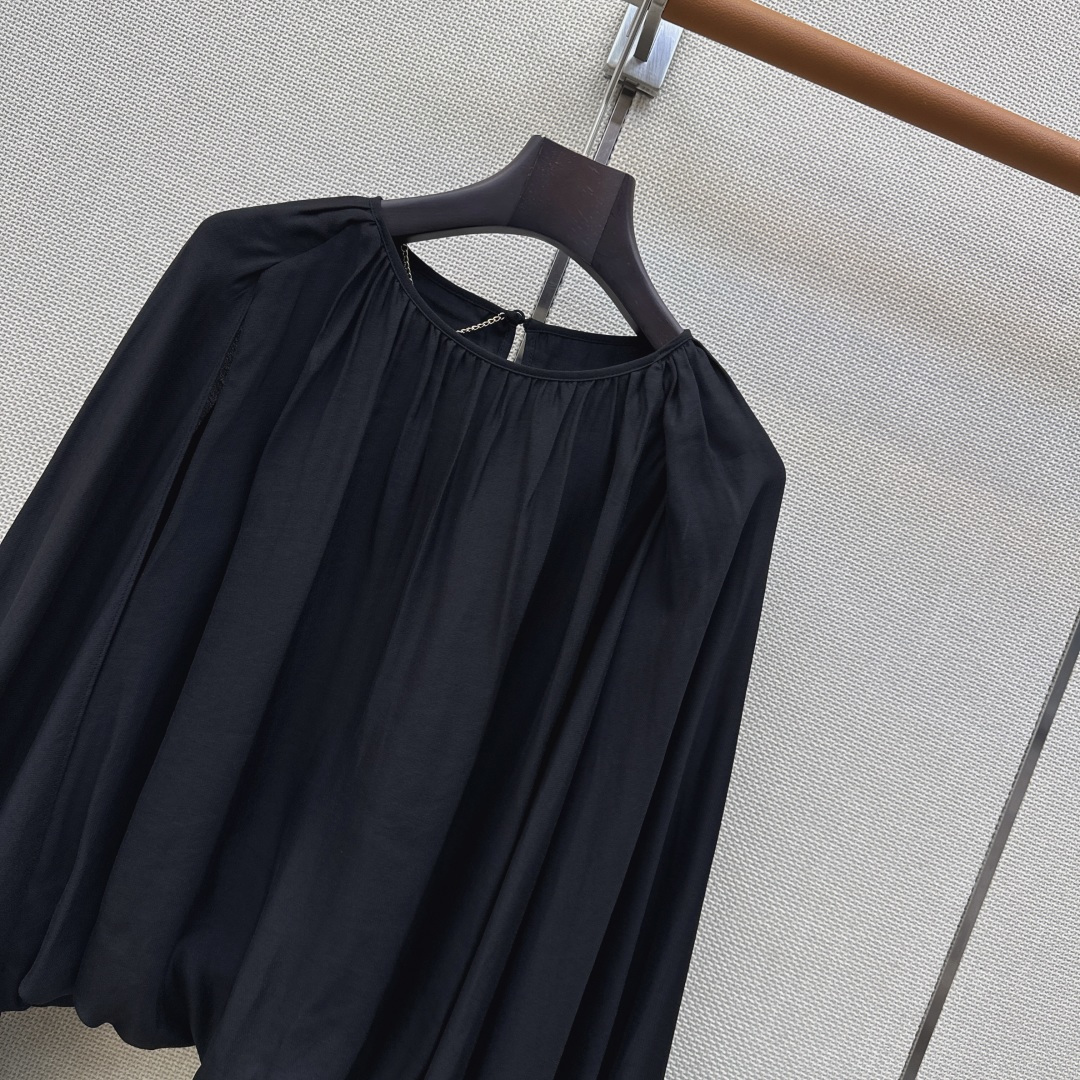 时髦单品 Ch～E 26Ss————春夏最新款斗篷袖设计圆领上衣🖤超级时髦 凹造型必备 拍照太出片啦 时