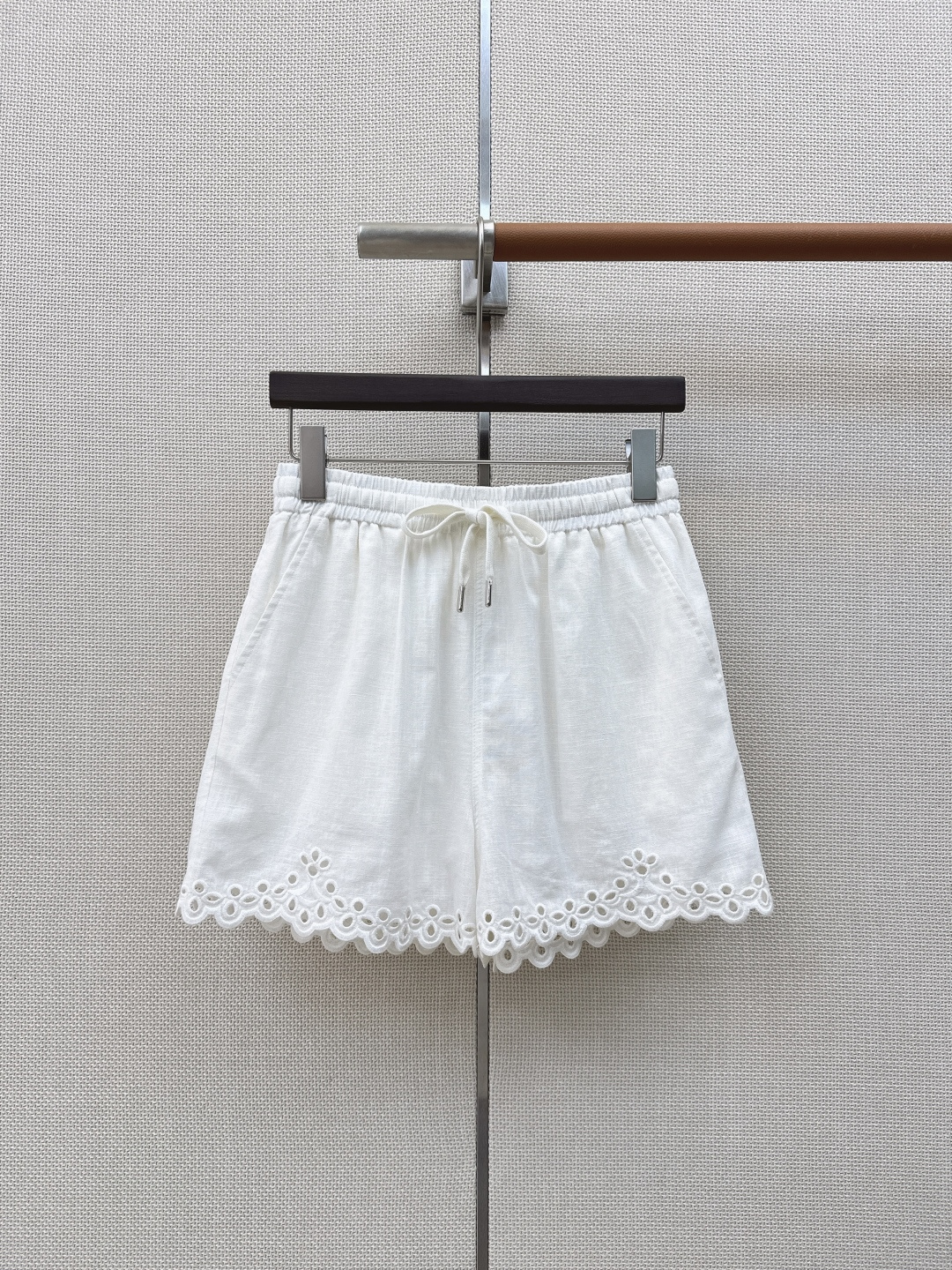 NO:887331,Fashionable niche design 26Ss——Latest linen embroidered embroidery suit for spring and summer Embroidered lace V-neck top + elastic waist shorts Breathable linen blended fabric with natural texture It feels dry and skin-friendly The upper body is light and draping The top is loose and off-shoulder and has three-quarter bell sleeves.  sml (S size top, shoulder width 45, bust 104, length 58, shorts waist 66, hips 90, trouser length 38, manual measurement error exists) shorts, women's clothing, shorts,19860909时髦小众设计 26Ss————春夏最新款亚麻刺绣刺绣套装 刺绣花边V领上衣+松紧腰短裤 透气亚麻混纺面料自带天然肌理感 触感干爽亲肤 上身轻盈垂顺 上衣宽松落肩七分喇叭袖版型 百搭不挑人搭配同系列短裤 高腰设计优化比例 藏肉显瘦 整体法式度假风 完美适配春夏的慵懒氛围 两色分开发 sml（s码上衣肩宽45胸围104衣长58 短裤腰围66臀围90裤长38手工测量存在误差）短裤,女装,shorts,,Women's clothing