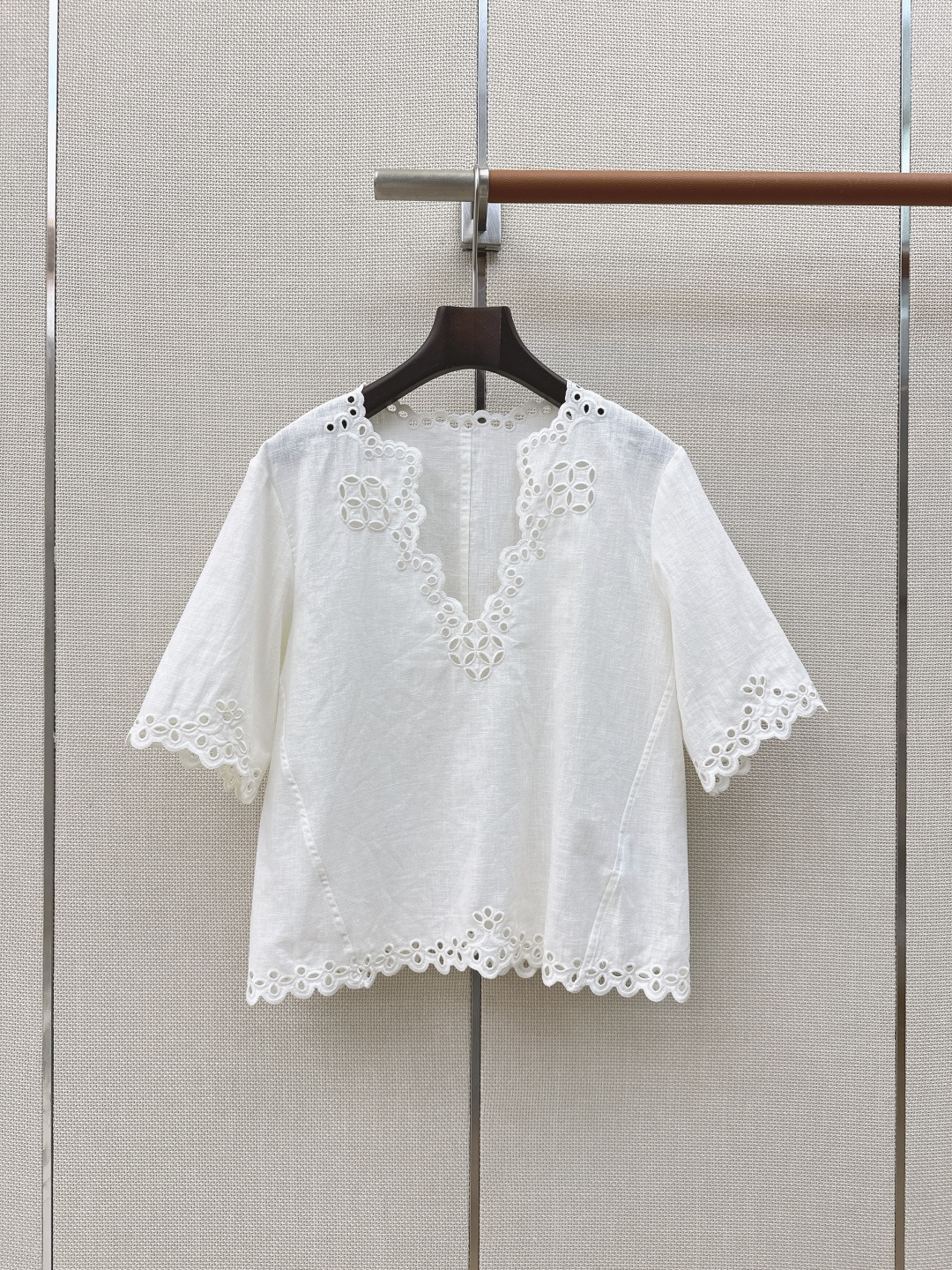 NO:887324,Fashionable niche design 26Ss——Latest linen embroidered embroidery suit for spring and summer Embroidered lace V-neck top + elastic waist shorts Breathable linen blended fabric with natural texture It feels dry and skin-friendly The upper body is light and draping The top is loose and off-shoulder and has three-quarter bell sleeves.  sml (S size top, shoulder width 45, bust 104, length 58, shorts waist 66, hips 90, trouser length 38, manual measurement error exists) Tops, women's clothing, shorts,19860909时髦小众设计 26Ss————春夏最新款亚麻刺绣刺绣套装 刺绣花边V领上衣+松紧腰短裤 透气亚麻混纺面料自带天然肌理感 触感干爽亲肤 上身轻盈垂顺 上衣宽松落肩七分喇叭袖版型 百搭不挑人搭配同系列短裤 高腰设计优化比例 藏肉显瘦 整体法式度假风 完美适配春夏的慵懒氛围 两色分开发 sml（s码上衣肩宽45胸围104衣长58 短裤腰围66臀围90裤长38手工测量存在误差）上衣,女装,shorts,,Women's clothing