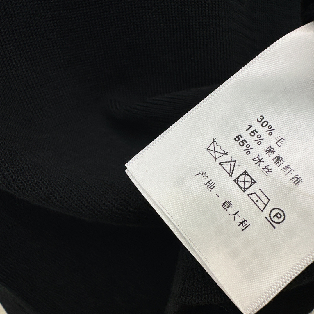 Miu 26Ss————春夏最新款减龄斗篷式翻领针织衫🖤日常必备款  休闲也高级！ 针织的品质感T恤是望