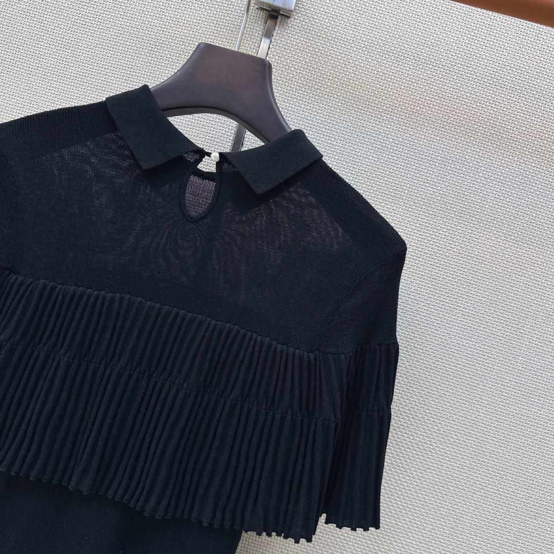 Miu 26Ss————春夏最新款减龄斗篷式翻领针织衫🖤日常必备款  休闲也高级！ 针织的品质感T恤是望