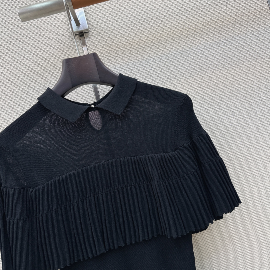 Miu 26Ss————春夏最新款减龄斗篷式翻领针织衫🖤日常必备款  休闲也高级！ 针织的品质感T恤是望