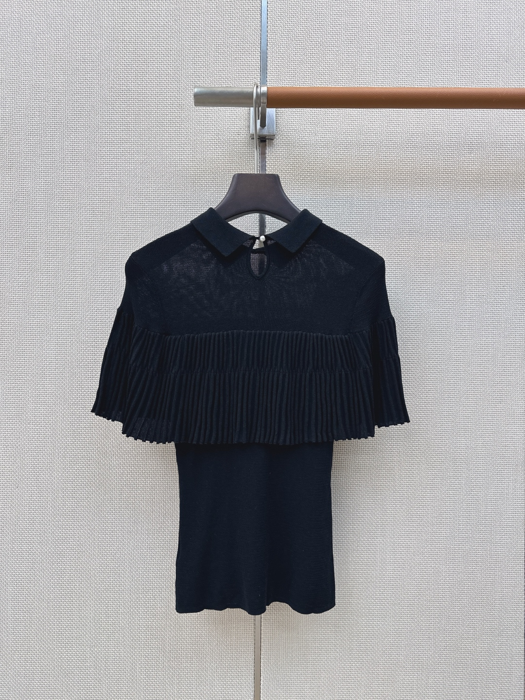 Miu 26Ss————春夏最新款减龄斗篷式翻领针织衫🖤日常必备款  休闲也高级！ 针织的品质感T恤是望