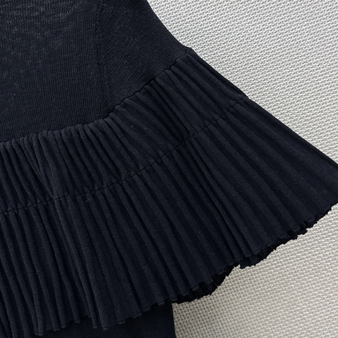 Miu 26Ss————春夏最新款减龄斗篷式翻领针织衫🖤日常必备款  休闲也高级！ 针织的品质感T恤是望