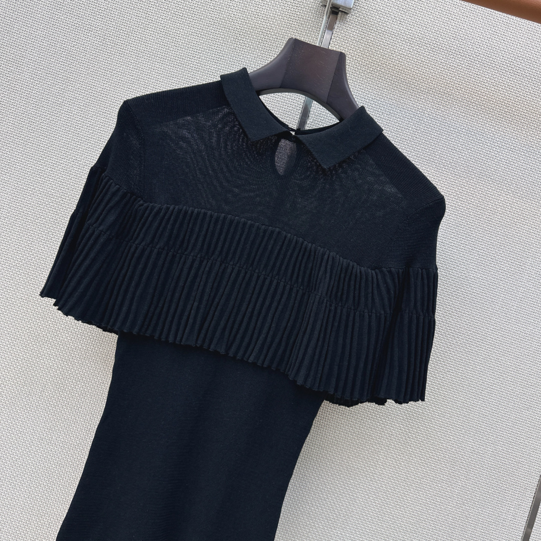 Miu 26Ss————春夏最新款减龄斗篷式翻领针织衫🖤日常必备款  休闲也高级！ 针织的品质感T恤是望