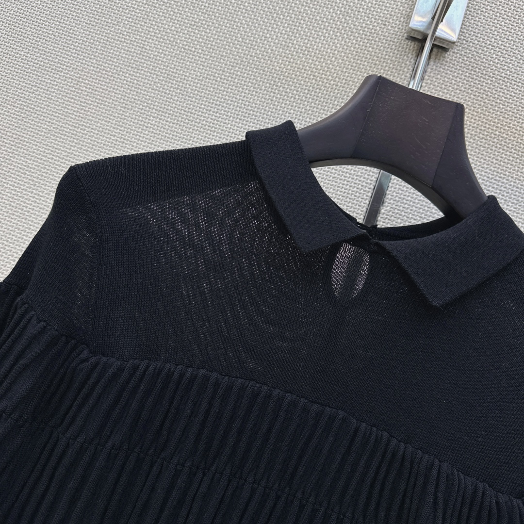 Miu 26Ss————春夏最新款减龄斗篷式翻领针织衫🖤日常必备款  休闲也高级！ 针织的品质感T恤是望