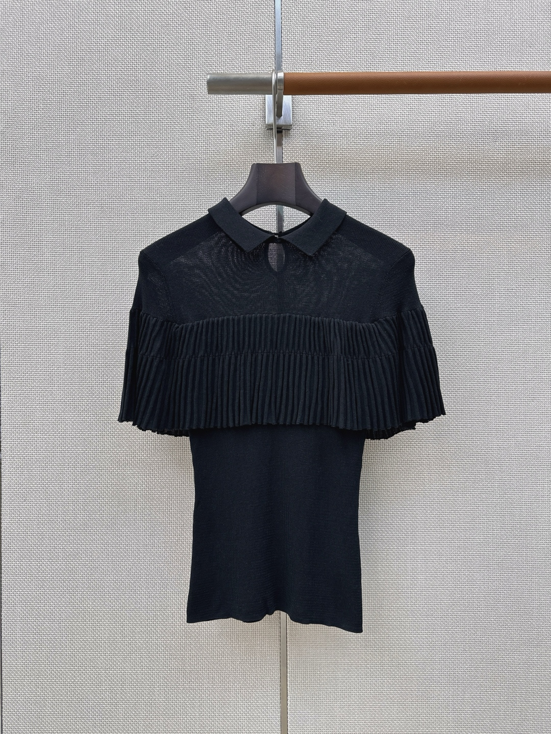 Miu 26Ss————春夏最新款减龄斗篷式翻领针织衫🖤日常必备款  休闲也高级！ 针织的品质感T恤是望