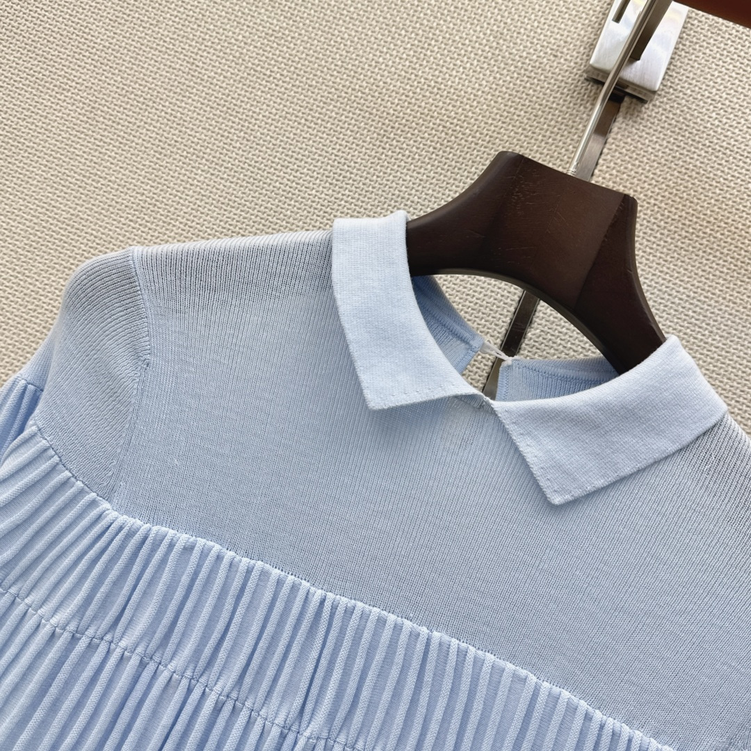 Miu 26Ss————春夏最新款减龄斗篷式翻领针织衫🖤日常必备款  休闲也高级！ 针织的品质感T恤是望