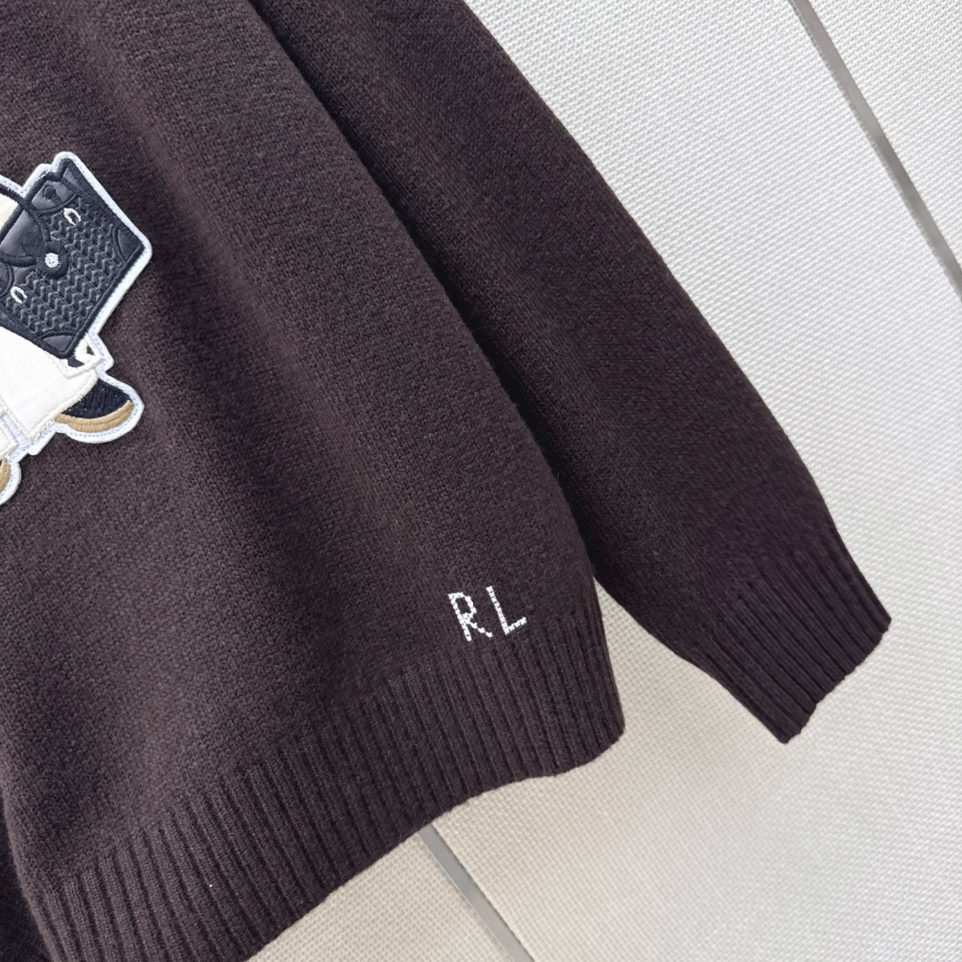 美式穿搭 RL 26Ss———早秋最新款穿人字纹大衣的小熊毛衣🖤 进口羊绒羊毛纱线软软糯糯 质感无敌赞 
