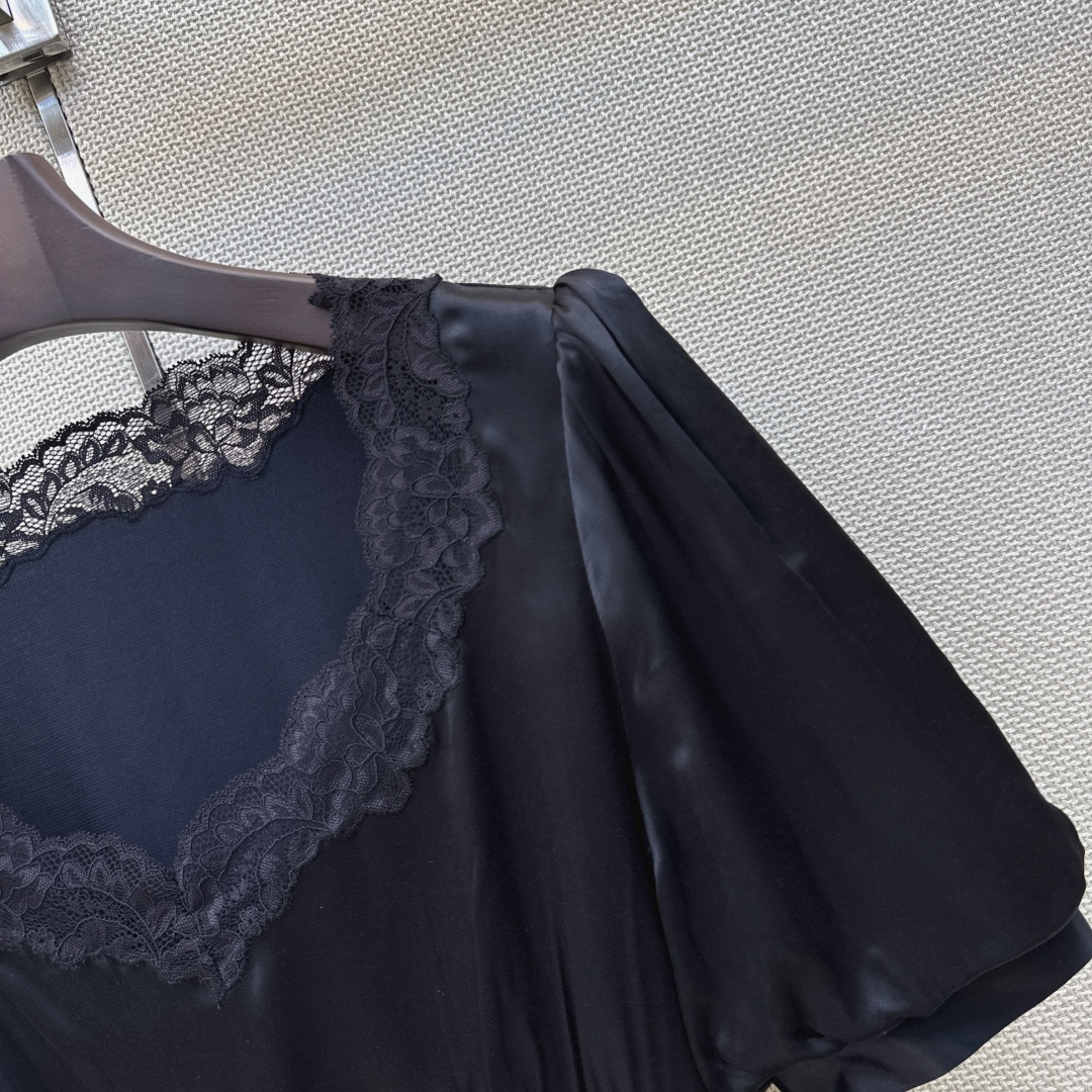 超美单品 Es 26Ss————春夏最新款蕾丝花边拼接绑带上衣 🖤腰间绑带可以调节 拼接了蕾丝花边超美 
