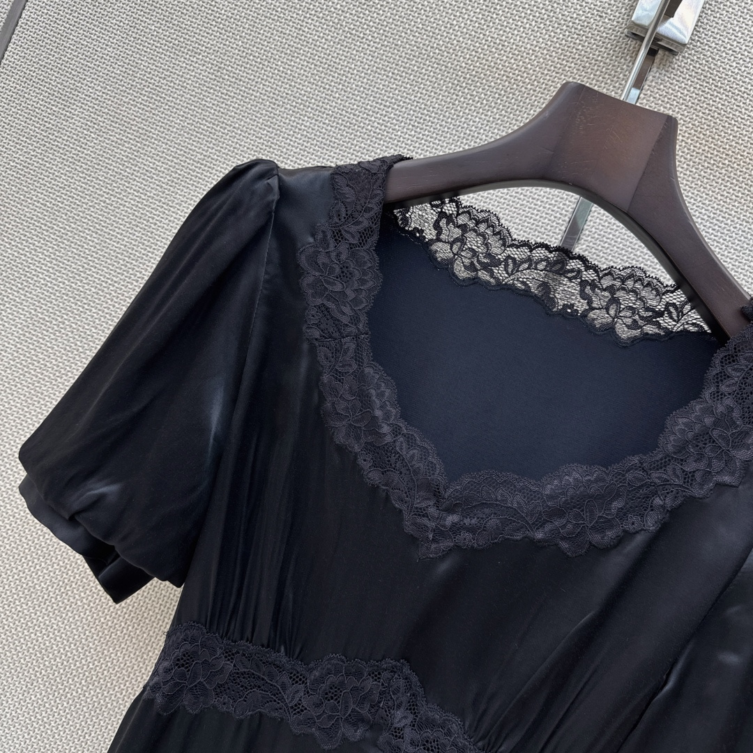 超美单品 Es 26Ss————春夏最新款蕾丝花边拼接绑带上衣 🖤腰间绑带可以调节 拼接了蕾丝花边超美 