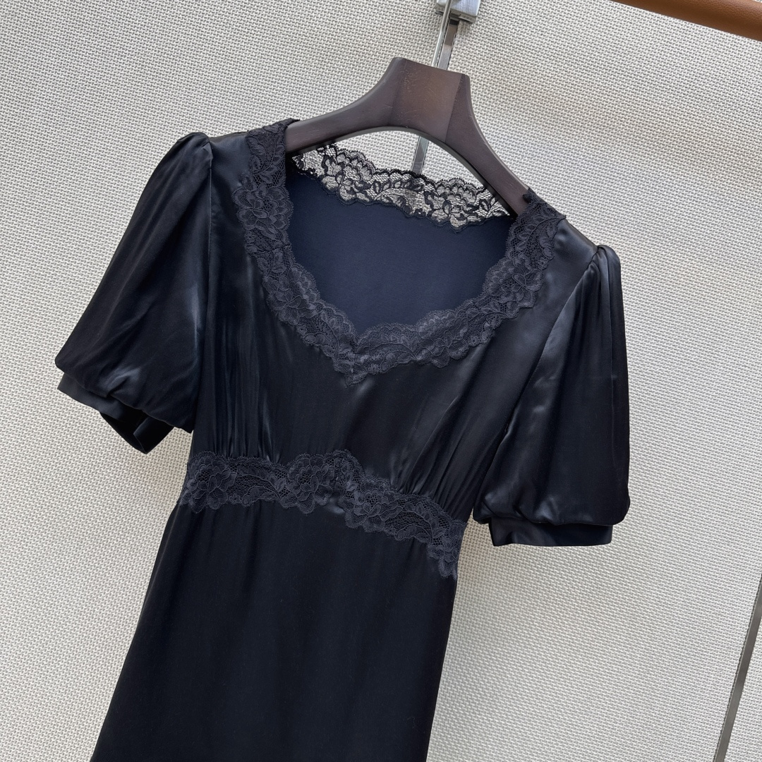 超美单品 Es 26Ss————春夏最新款蕾丝花边拼接绑带上衣 🖤腰间绑带可以调节 拼接了蕾丝花边超美 