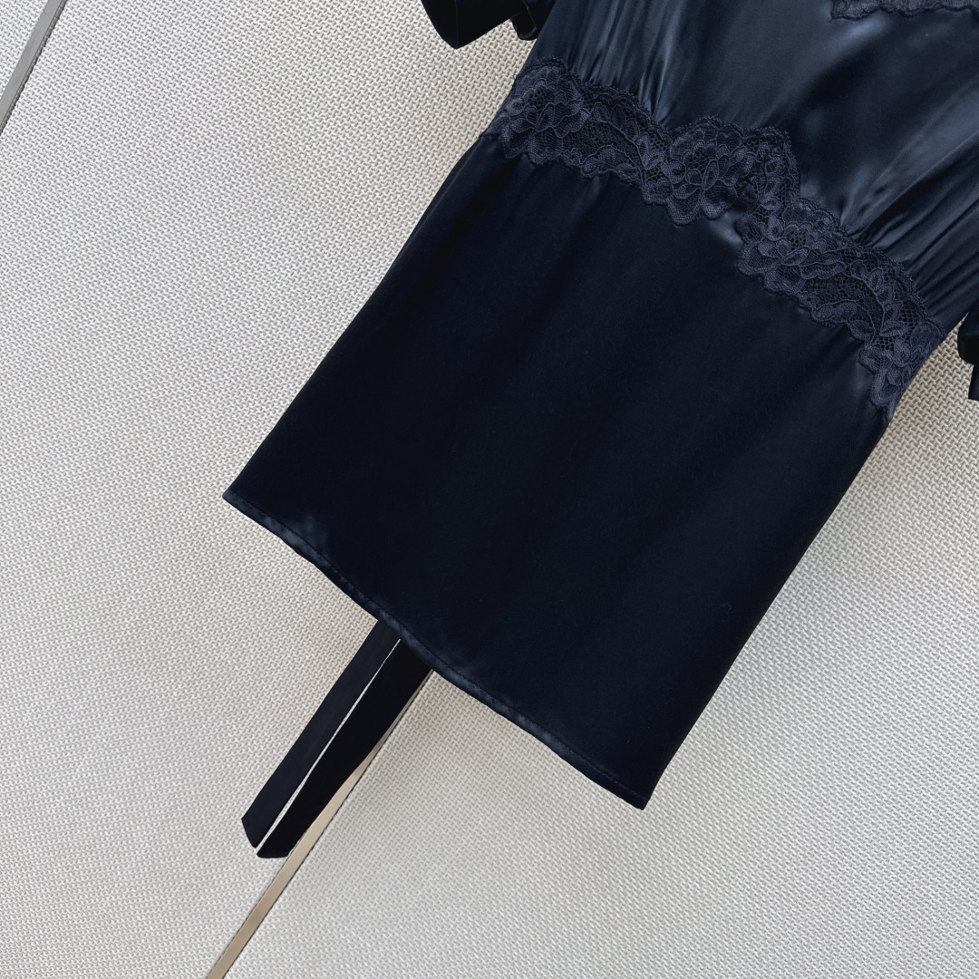 超美单品 Es 26Ss————春夏最新款蕾丝花边拼接绑带上衣 🖤腰间绑带可以调节 拼接了蕾丝花边超美 