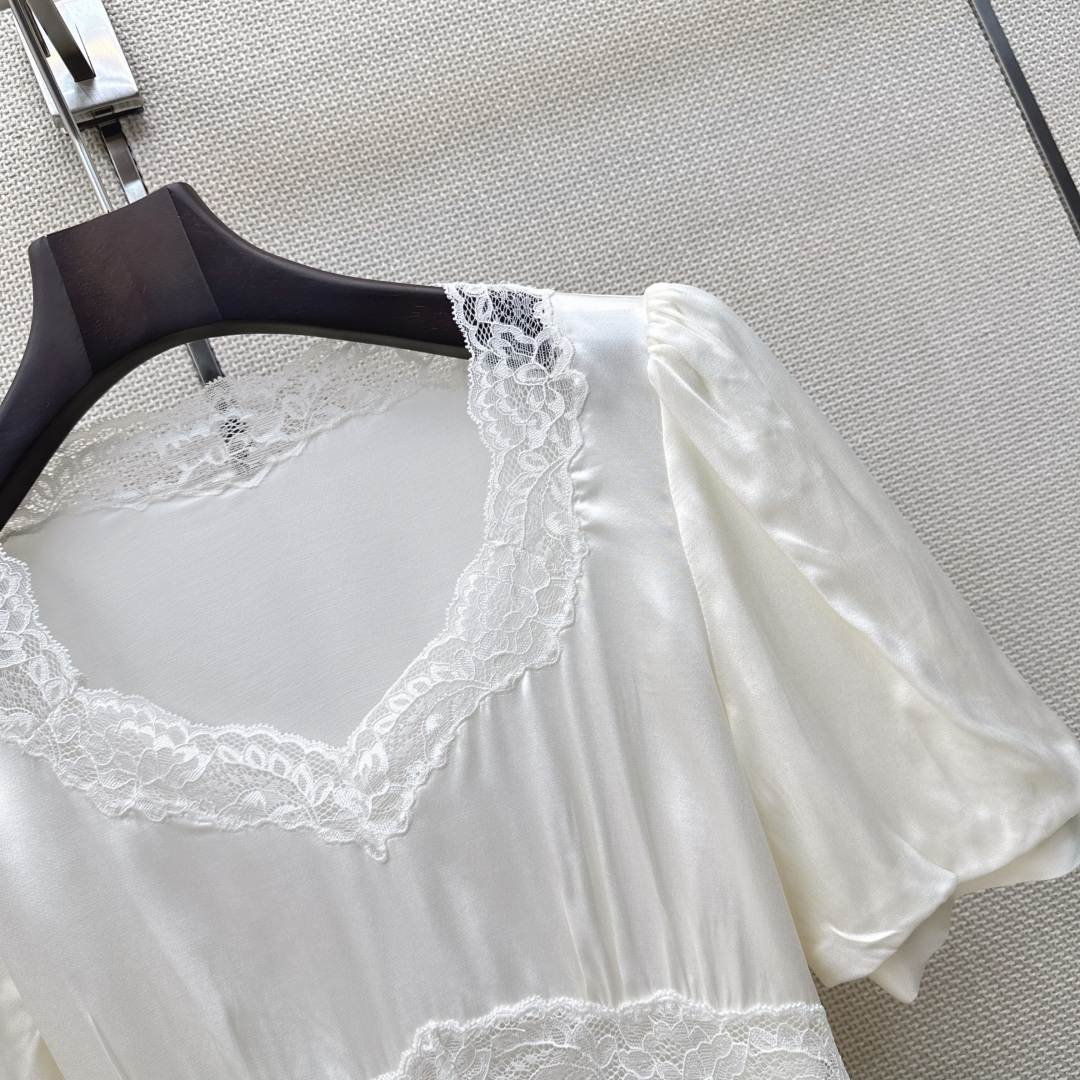 超美单品 Es 26Ss————春夏最新款蕾丝花边拼接绑带上衣 🖤腰间绑带可以调节 拼接了蕾丝花边超美 