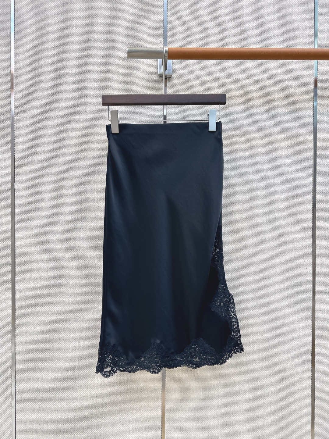 夏日小惬意 Es 26Ss————春夏最新款下摆蕾丝拼接缎面醋酸半裙 🖤点亮你的穿搭 尽显温柔和精致感 