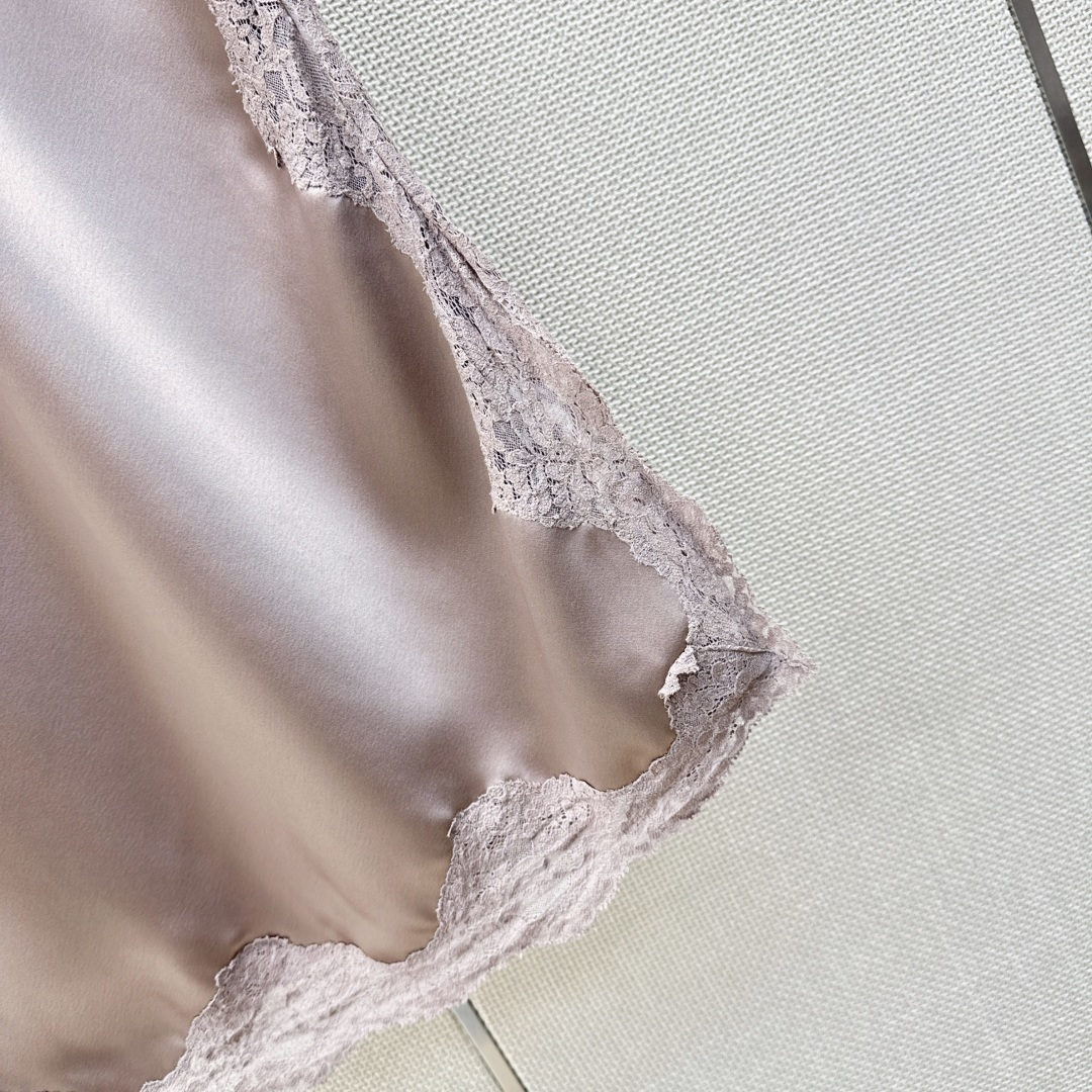 夏日小惬意 Es 26Ss————春夏最新款下摆蕾丝拼接缎面醋酸半裙 🖤点亮你的穿搭 尽显温柔和精致感 