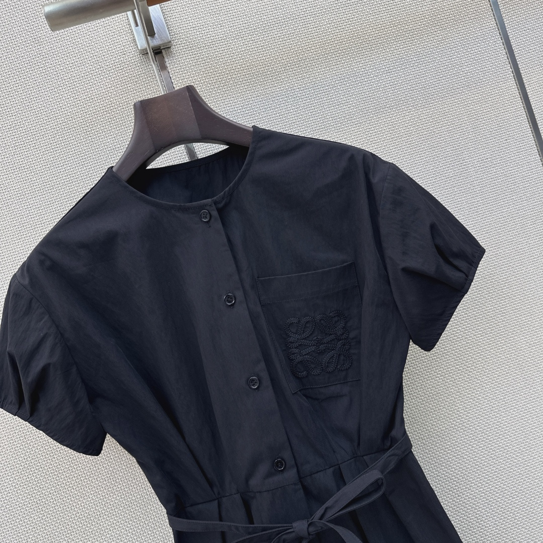 Loe 26Ss————春夏最新款极简松弛感穿搭经典徽标刺绣泡泡袖连衣裙 🖤短袖肩部做立体褶裥处理 柔和