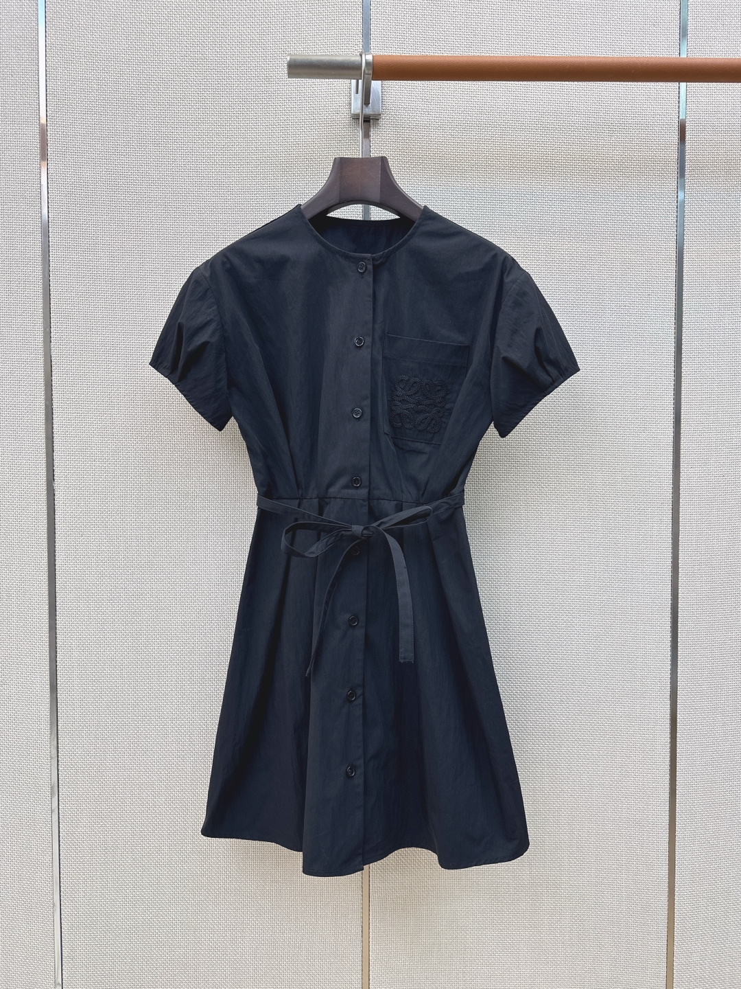 Loe 26Ss————春夏最新款极简松弛感穿搭经典徽标刺绣泡泡袖连衣裙 🖤短袖肩部做立体褶裥处理 柔和