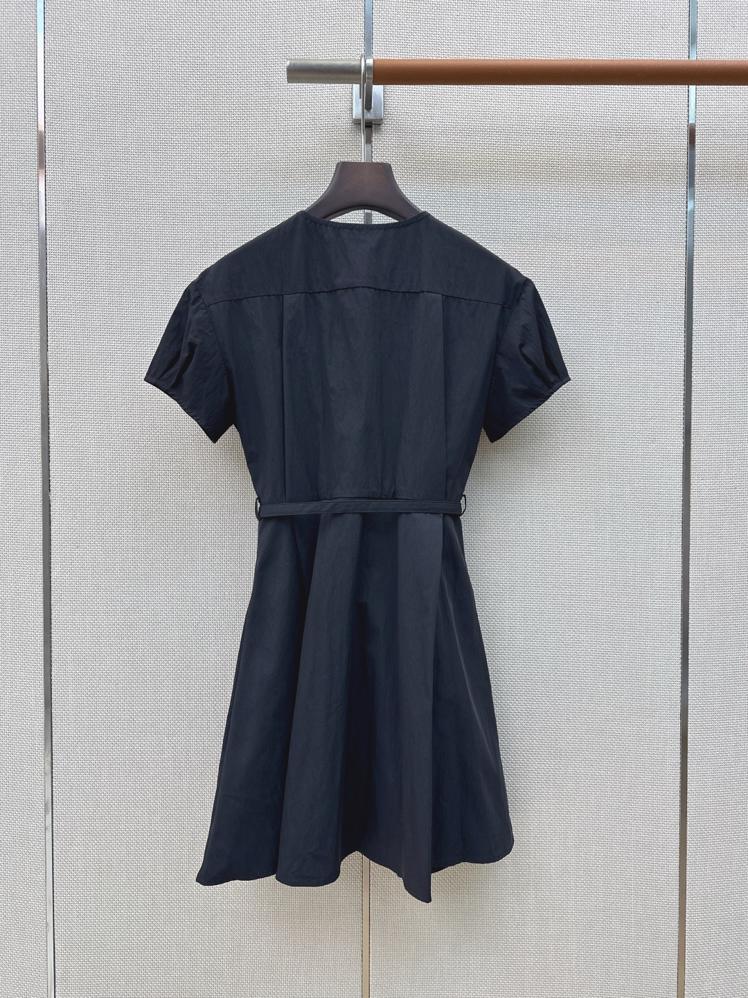 Loe 26Ss————春夏最新款极简松弛感穿搭经典徽标刺绣泡泡袖连衣裙 🖤短袖肩部做立体褶裥处理 柔和