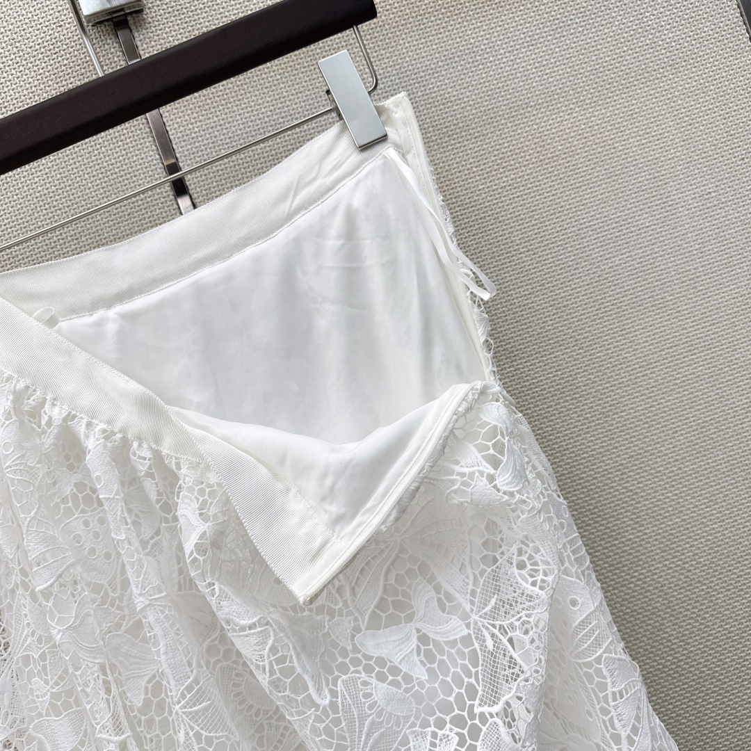 CD 26Ss————春夏最新款水溶花刺绣半裙🖤镂空蝴蝶结灵动演绎无拘无束的自由灵魂 经典织带腰头 A字