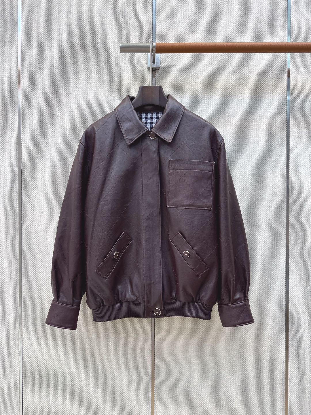 NO:949565,Wang Yibo's same model, C's 26Ss - the latest large diamond sheepskin jacket in early autumn, a must-have item this season. Imported lambskin fabric, waxed and smooth leather, feels great. Contrast plaid wool lining design is low-key and thoughtful. The aristocratic temperament is versatile, fashionable and high-end. The classic version is super correct.  Two-color sml (S size shoulder width 48, bust 110, length 63, manual measurement error exists), Chanel - clothing, chanel, chanel, jackets & coats, jackets & coats, sheepskin,19860909王一博同款 C家 26Ss————早秋最新款大菱格羊皮夹克外套本季必入不可错过的单品 进口小羊皮面料 油蜡皮润细腻皮质手感超赞 撞色格纹羊毛内衬设计低调小心思 贵族气质百搭时髦又高级 经典版型超正 两色sml（s码肩宽48胸围110衣长63手工测量存在误差）,香奈儿-服装,chanel,chanel,jackets & coats,jackets & coats,sheepskin,,Women's clothing