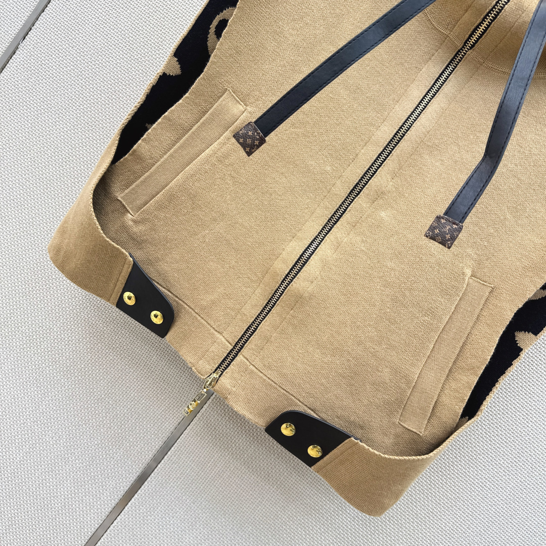 L家 26Ss————秋冬最新款连帽设计斗篷马甲外套🤎MONOGRAM嵌织双色图案 定制五金配件 版型百