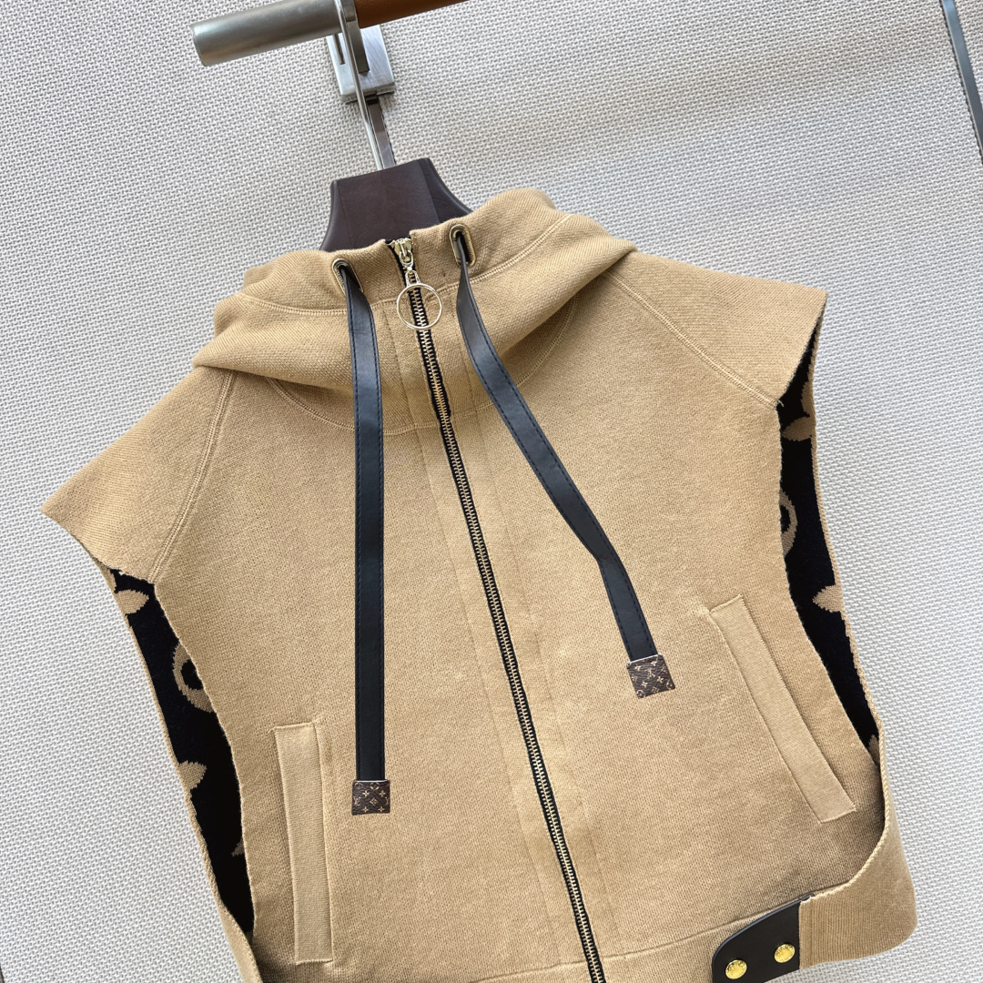 L家 26Ss————秋冬最新款连帽设计斗篷马甲外套🤎MONOGRAM嵌织双色图案 定制五金配件 版型百