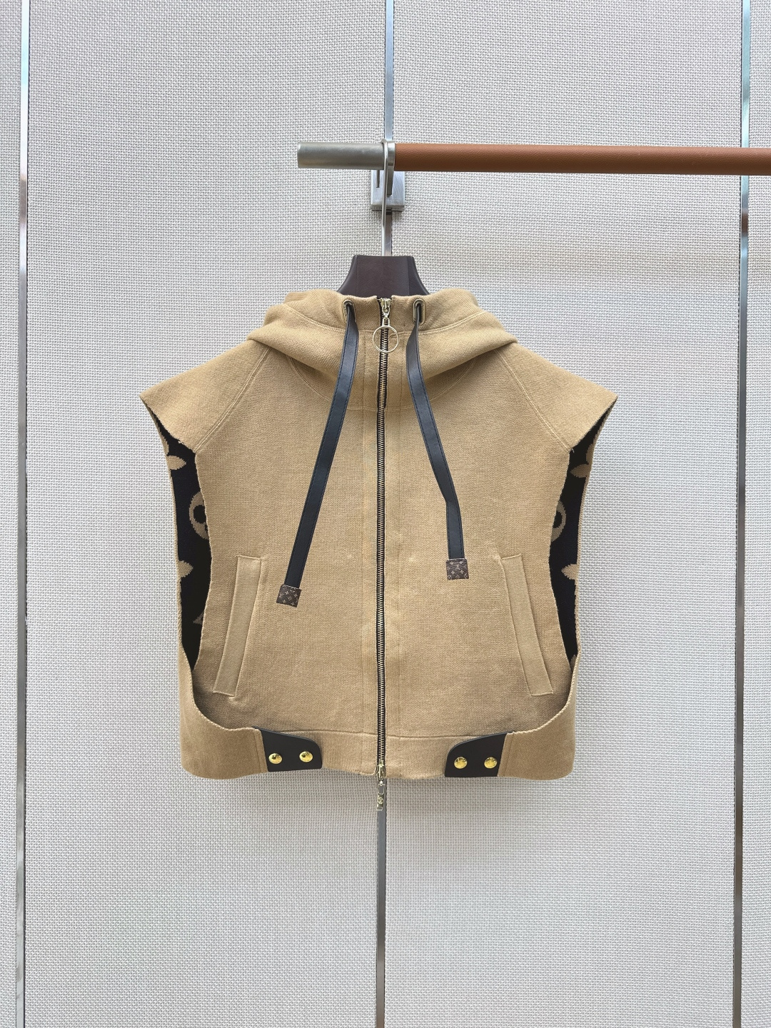 L家 26Ss————秋冬最新款连帽设计斗篷马甲外套🤎MONOGRAM嵌织双色图案 定制五金配件 版型百