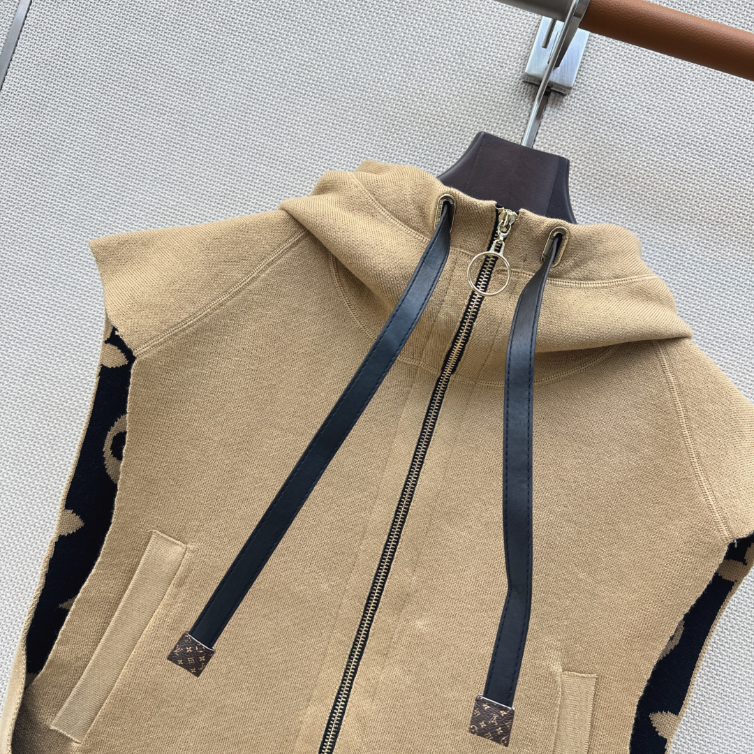 L家 26Ss————秋冬最新款连帽设计斗篷马甲外套🤎MONOGRAM嵌织双色图案 定制五金配件 版型百