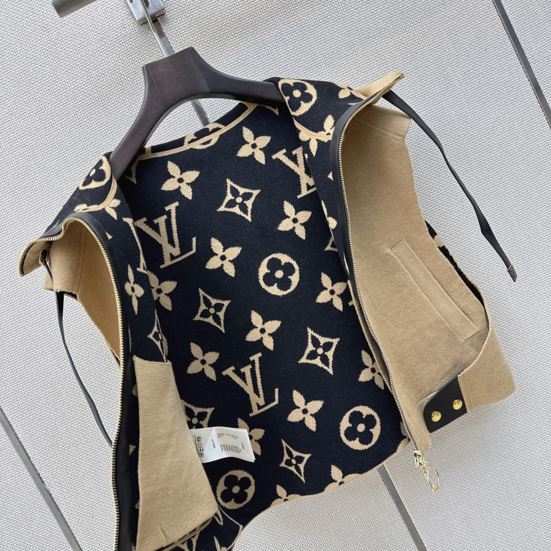 L家 26Ss————秋冬最新款连帽设计斗篷马甲外套🤎MONOGRAM嵌织双色图案 定制五金配件 版型百