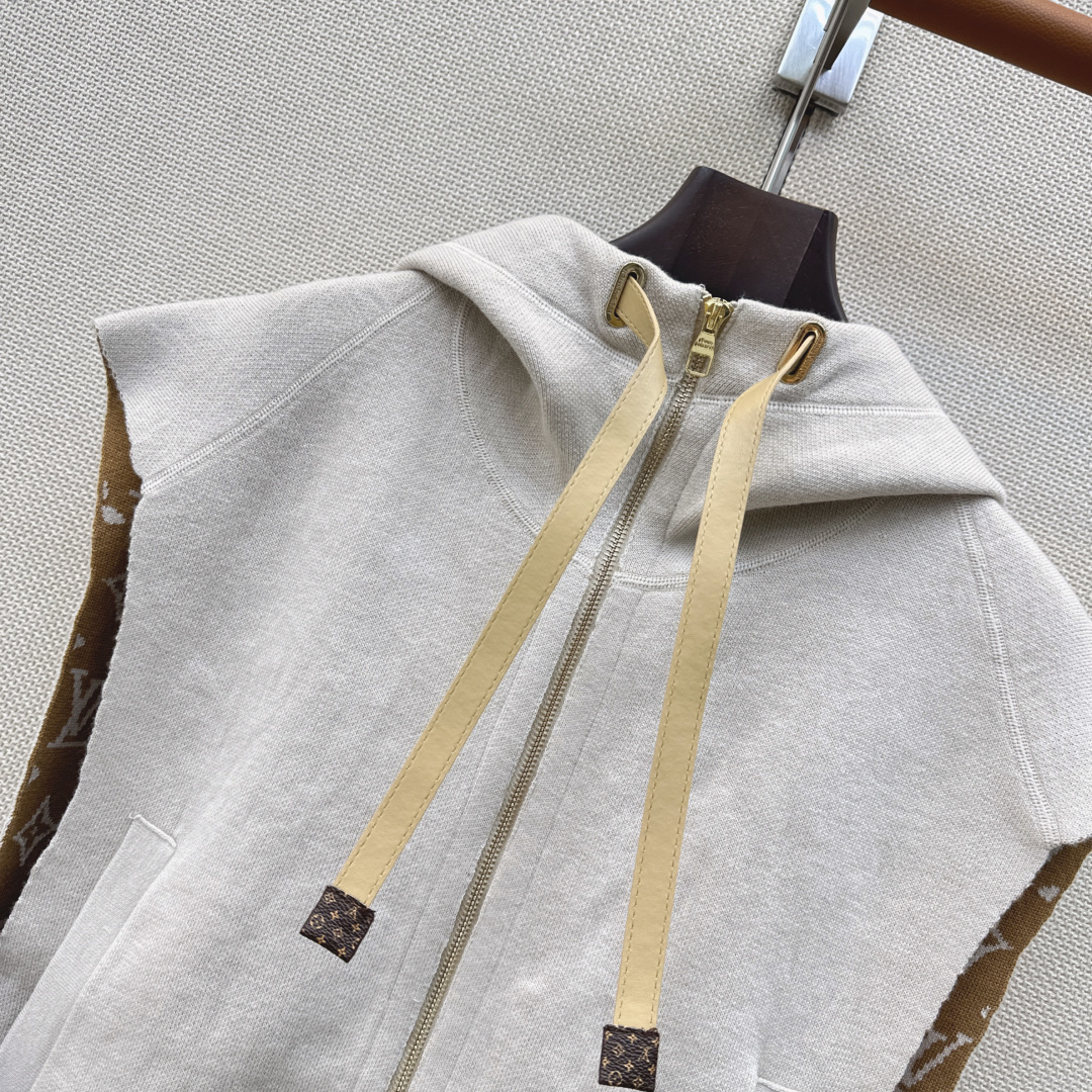 L家 26Ss————秋冬最新款连帽设计斗篷马甲外套🤎MONOGRAM嵌织双色图案 定制五金配件 版型百
