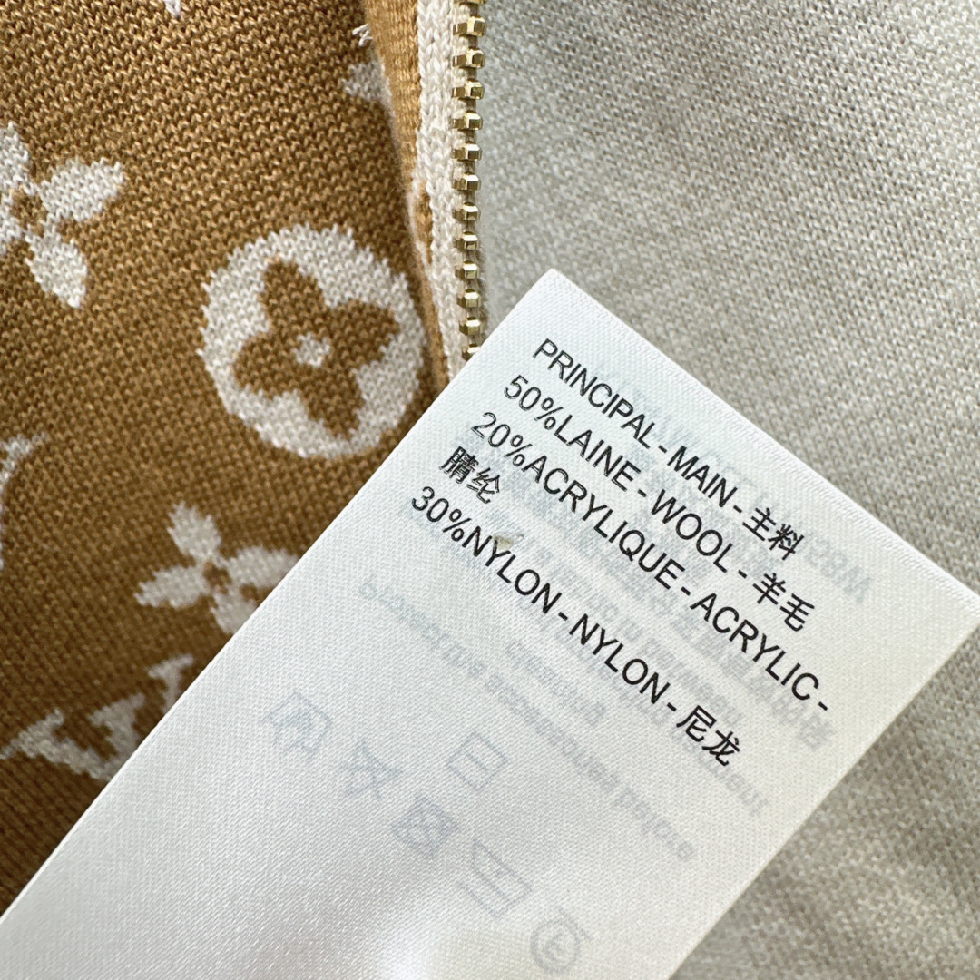 L家 26Ss————秋冬最新款连帽设计斗篷马甲外套🤎MONOGRAM嵌织双色图案 定制五金配件 版型百