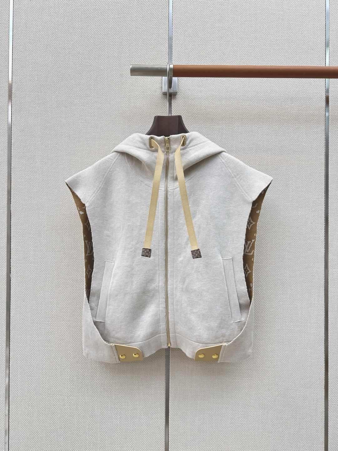 L家 26Ss————秋冬最新款连帽设计斗篷马甲外套🤎MONOGRAM嵌织双色图案 定制五金配件 版型百