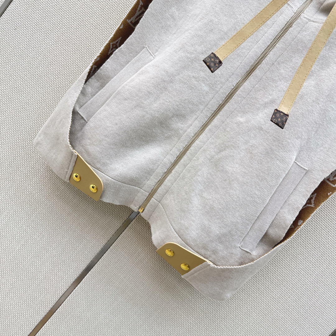 L家 26Ss————秋冬最新款连帽设计斗篷马甲外套🤎MONOGRAM嵌织双色图案 定制五金配件 版型百