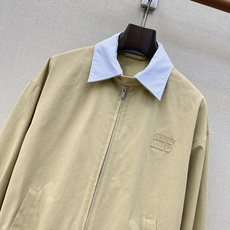 减龄缪系穿搭 Miu 26Ss————早秋最新款撞色翻领夹克外套 🤎绝绝子的一款外套 经典的字母贴布绣装 减龄缪系穿搭 Miu 26Ss————早秋最新款撞色翻领夹克外套 🤎绝绝子的一款外套 经典的字母贴布绣装