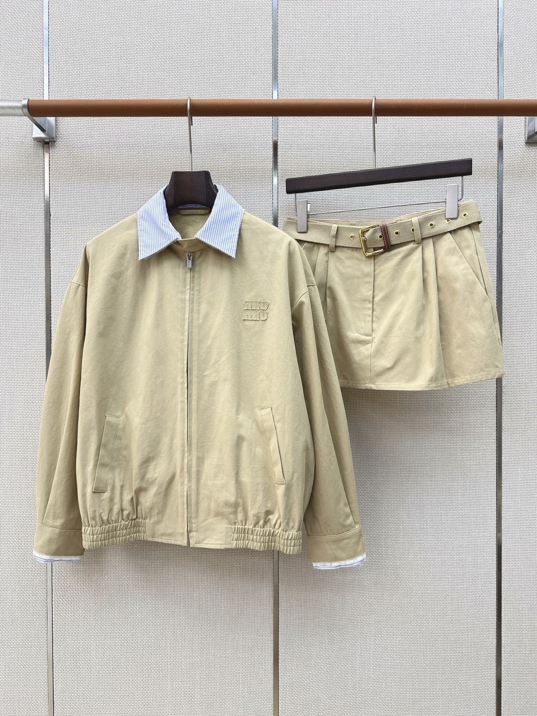 减龄缪系穿搭 Miu 26Ss————早秋最新款撞色翻领夹克外套 🤎绝绝子的一款外套 经典的字母贴布绣装
