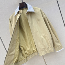 减龄缪系穿搭 Miu 26Ss————早秋最新款撞色翻领夹克外套 🤎绝绝子的一款外套 经典的字母贴布绣装 减龄缪系穿搭 Miu 26Ss————早秋最新款撞色翻领夹克外套 🤎绝绝子的一款外套 经典的字母贴布绣装