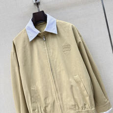 减龄缪系穿搭 Miu 26Ss————早秋最新款撞色翻领夹克外套 🤎绝绝子的一款外套 经典的字母贴布绣装 减龄缪系穿搭 Miu 26Ss————早秋最新款撞色翻领夹克外套 🤎绝绝子的一款外套 经典的字母贴布绣装