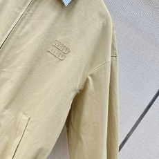 减龄缪系穿搭 Miu 26Ss————早秋最新款撞色翻领夹克外套 🤎绝绝子的一款外套 经典的字母贴布绣装 减龄缪系穿搭 Miu 26Ss————早秋最新款撞色翻领夹克外套 🤎绝绝子的一款外套 经典的字母贴布绣装