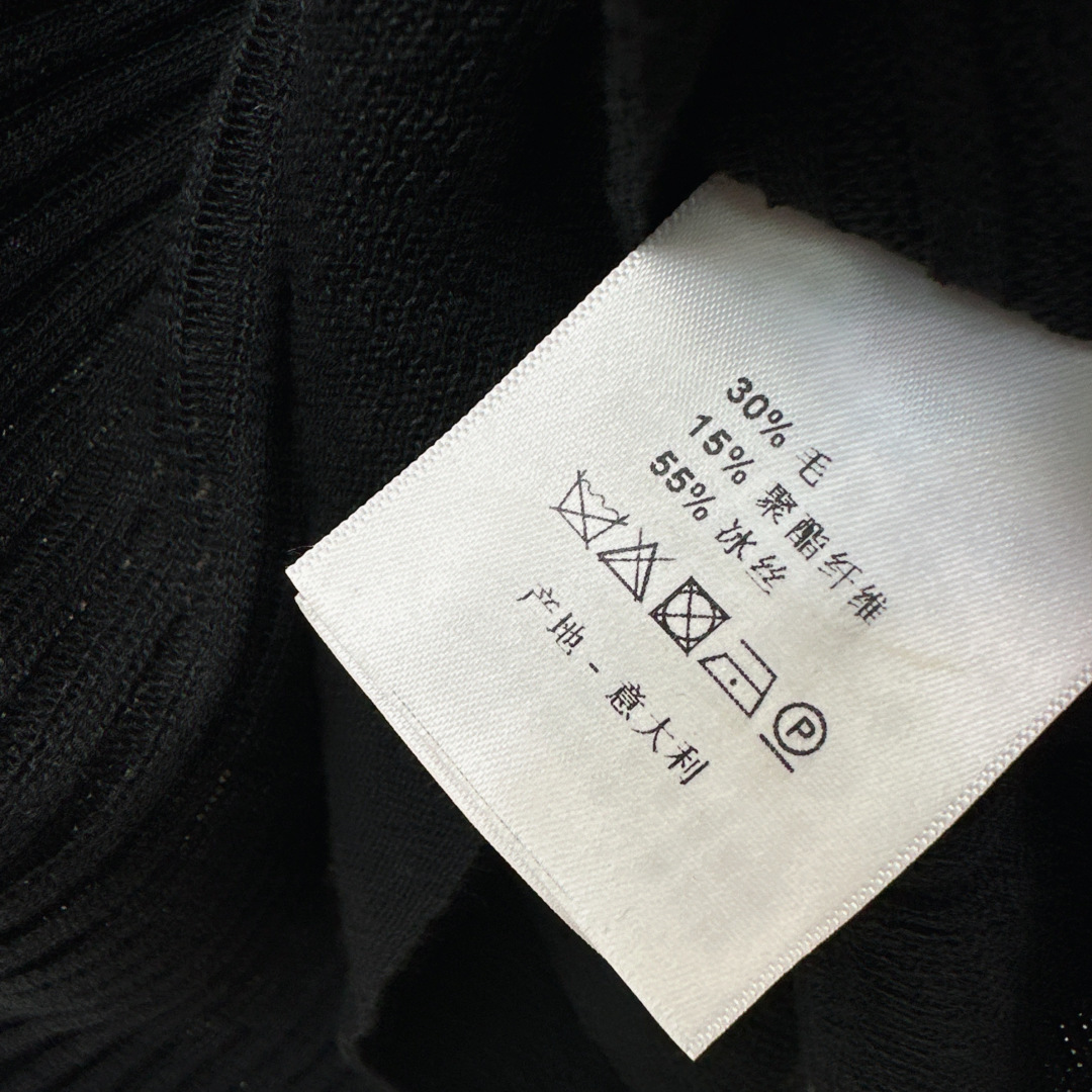 Miu 26Ss————早秋最新款减龄针织衫🖤日常必备款 永不过时的时尚元素～～logo胸针精致大牌 休