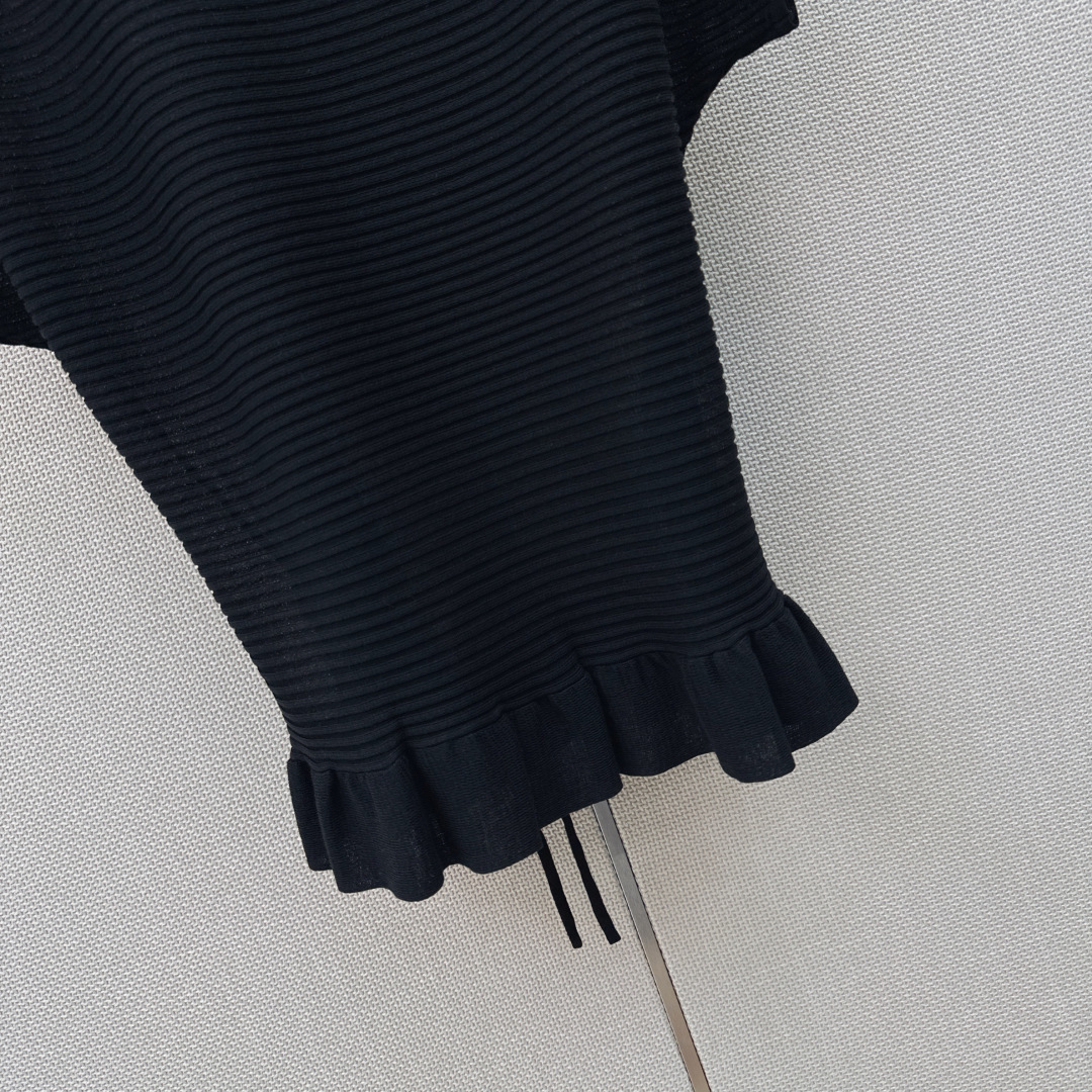 Miu 26Ss————早秋最新款减龄针织衫🖤日常必备款 永不过时的时尚元素～～logo胸针精致大牌 休