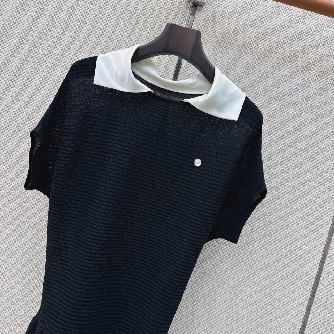 Miu 26Ss————早秋最新款减龄针织衫🖤日常必备款 永不过时的时尚元素～～logo胸针精致大牌 休