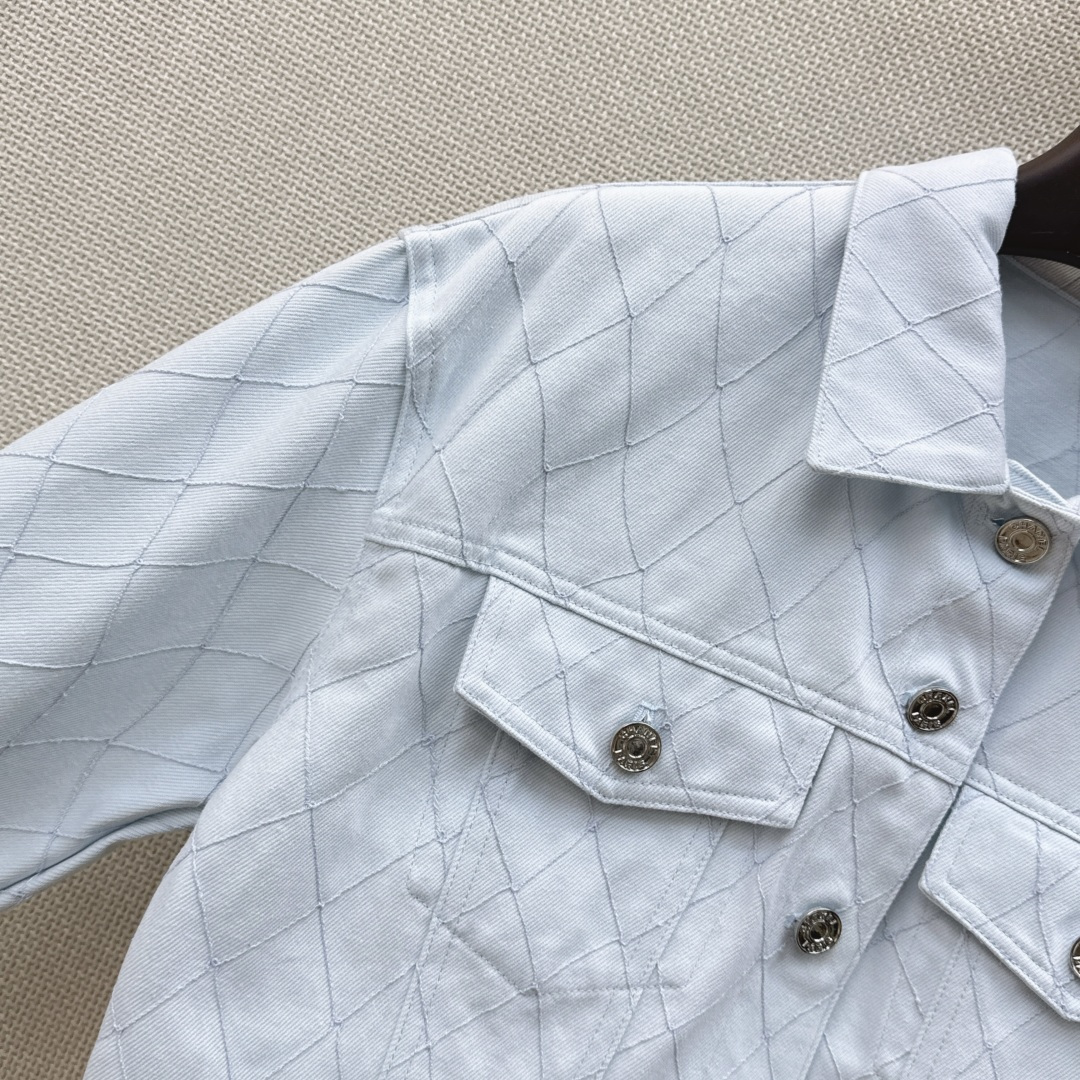C家 26Ss————早秋最新款Coco女孩系列重工刺绣菱格线绣牛仔外套🩵经典夹克版型上身巨显瘦 定制酵素洗水牛仔面料 